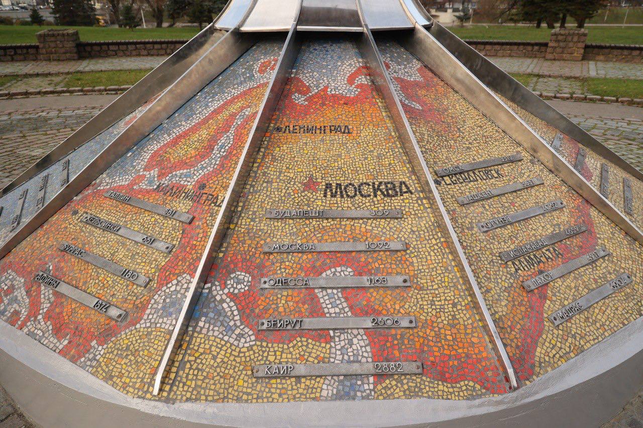 В Калининграде завершили реставрацию «Мировых часов» в сквере у Нижнего озера В Калининграде завершили реставрацию «Мировых часов» в сквере у Нижнего озера