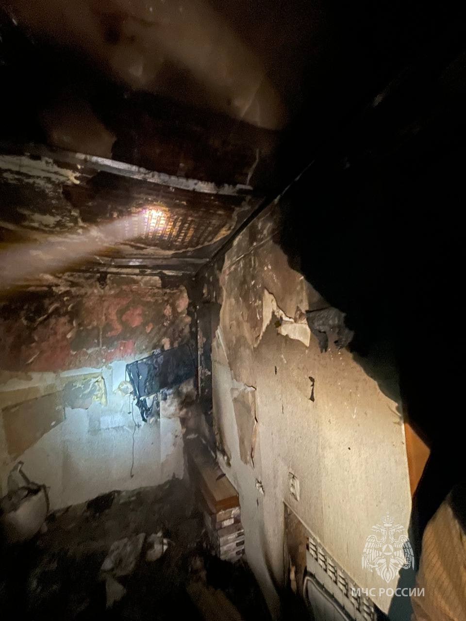 Огнеборцы МЧС России спасли человека на пожаре в Калининграде Огнеборцы МЧС России спасли человека на пожаре в Калининграде