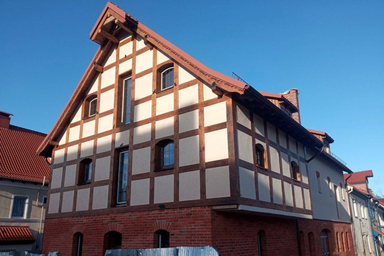 Со старинного склада в Железнодорожном сняли леса