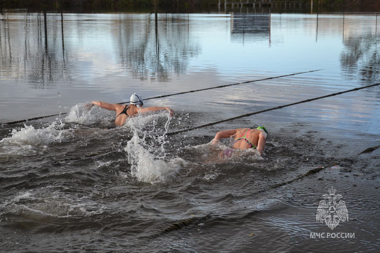 Сотрудница МЧС России бросила вызов ледяной воде Сотрудница МЧС России бросила вызов ледяной воде