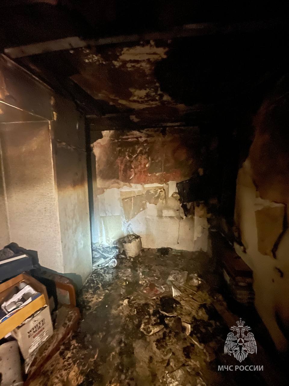 Огнеборцы МЧС России спасли человека на пожаре в Калининграде