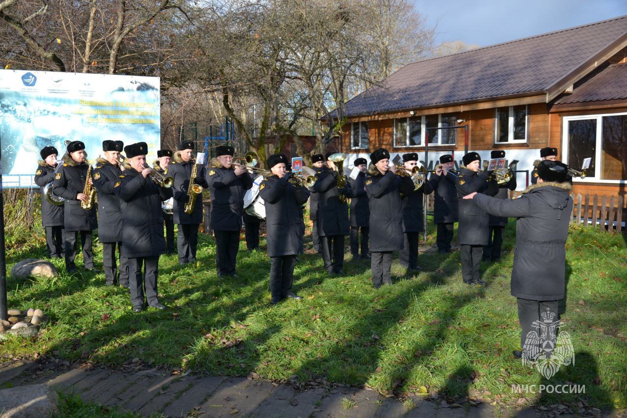 Сотрудница МЧС России бросила вызов ледяной воде Сотрудница МЧС России бросила вызов ледяной воде