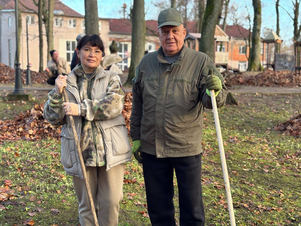 Жители Ладушкина освободили городской парк от листьев Жители Ладушкина освободили городской парк от листьев