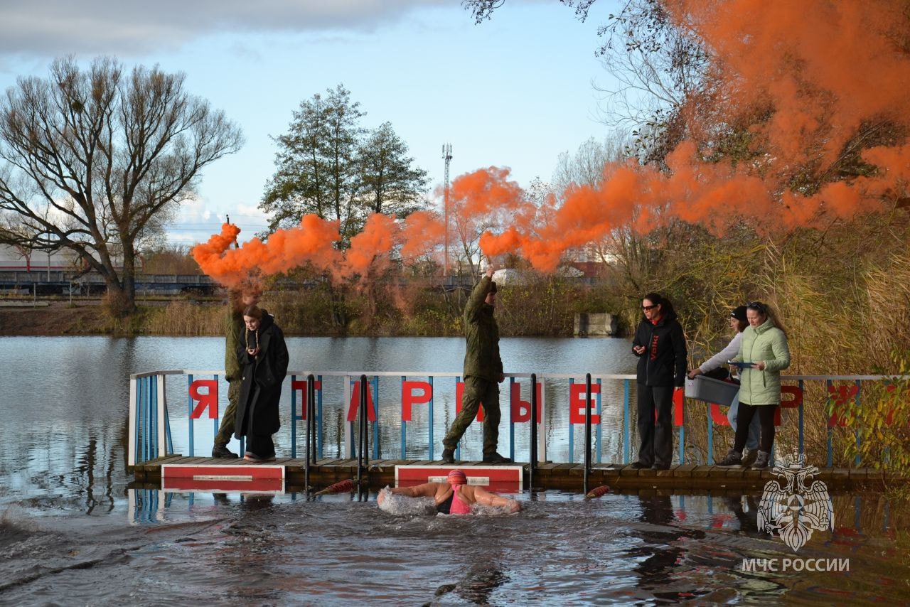 Сотрудница МЧС России бросила вызов ледяной воде Сотрудница МЧС России бросила вызов ледяной воде