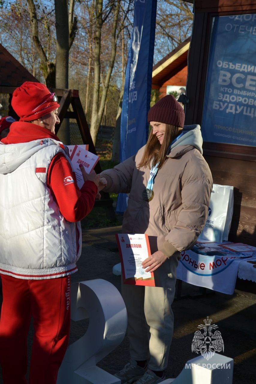 Сотрудница МЧС России бросила вызов ледяной воде Сотрудница МЧС России бросила вызов ледяной воде