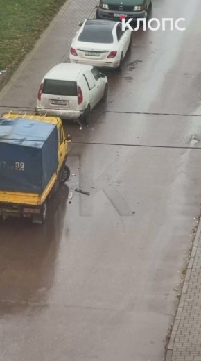 В Гусеве легковушка врезалась в две припаркованные машины