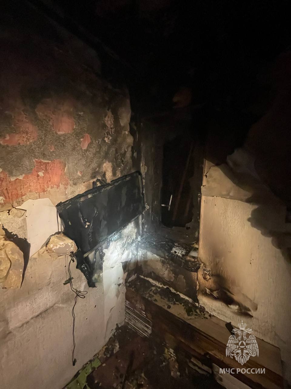 Огнеборцы МЧС России спасли человека на пожаре в Калининграде Огнеборцы МЧС России спасли человека на пожаре в Калининграде