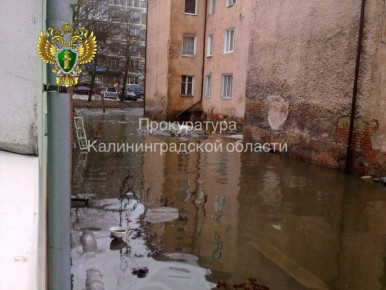 Прокуратура области обратилась в суд с иском о защите прав пенсионерки, проживающей в аварийном доме