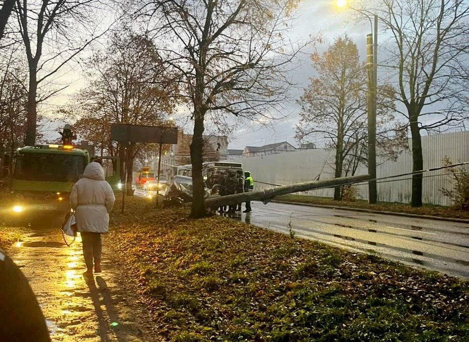 «Создал геморрой и свалил»: в Калининграде столб перекрыл проспект «Создал геморрой и свалил»: в Калининграде столб перекрыл проспект