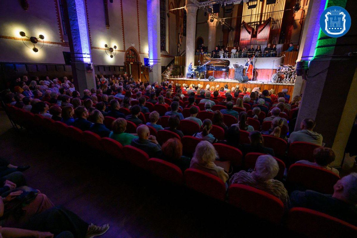 В Калининграде стартовал международный фестиваль «Джаз в филармонии» В Калининграде стартовал международный фестиваль «Джаз в филармонии»