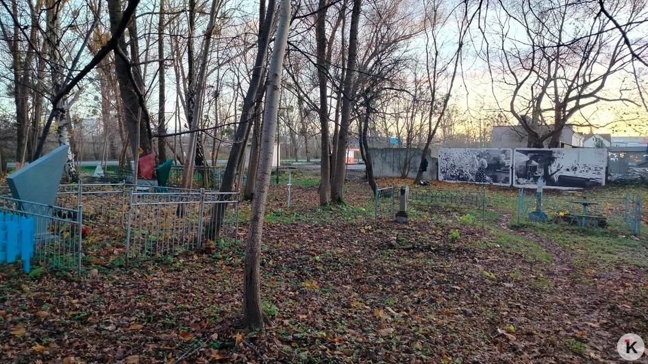 На бетонной стене кладбища на Камской появились портреты первых переселенцев На бетонной стене кладбища на Камской появились портреты первых переселенцев