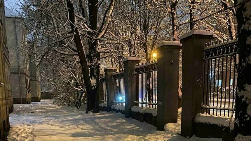 Жители домов на Невского требуют сохранить исторический забор, дело дошло до суда