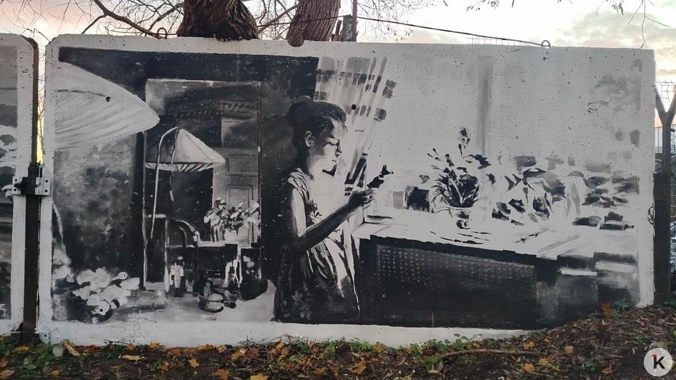 На бетонной стене кладбища на Камской появились портреты первых переселенцев На бетонной стене кладбища на Камской появились портреты первых переселенцев