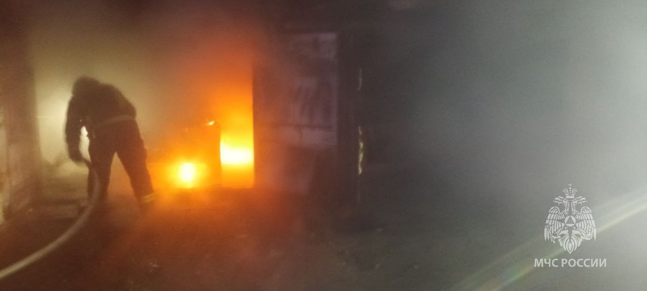 Сотрудники МЧС России потушили пожар в Калининграде Сотрудники МЧС России потушили пожар в Калининграде