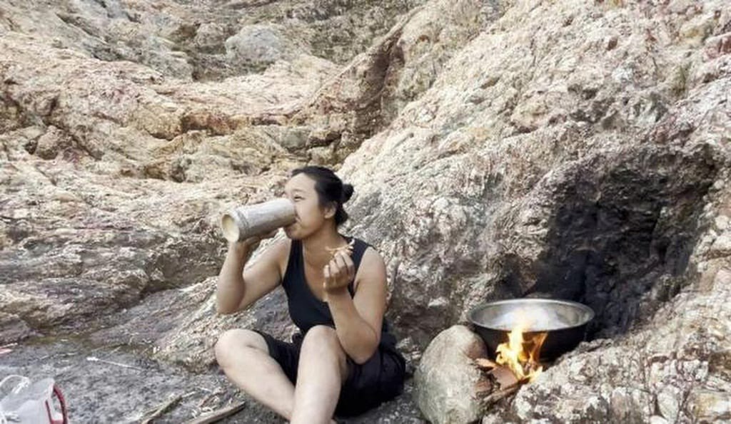 Рубрика «Не рекомендуем». В Китае обсуждают историю 25-летней Чжао Течжу — участницы экстремального шоу, где нужно было выжить в дикой природе Рубрика «Не рекомендуем». В Китае обсуждают историю 25-летней Чжао Течжу — участницы экстремального шоу, где нужно было выжить в дикой природе