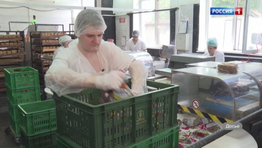 В гостях у «Утра России» – Людмила Помогаева, начальник управления спорта, молодежной политики и культуры администрации ГО «Город Калининград», и Алексей Никулин, мастер обучения строительно-отделочных декоративных работ