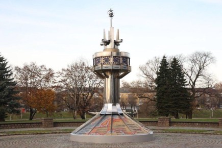 В Калининграде закончили ремонтировать уникальный памятник времён СССР: как изменились «Мировые часы»