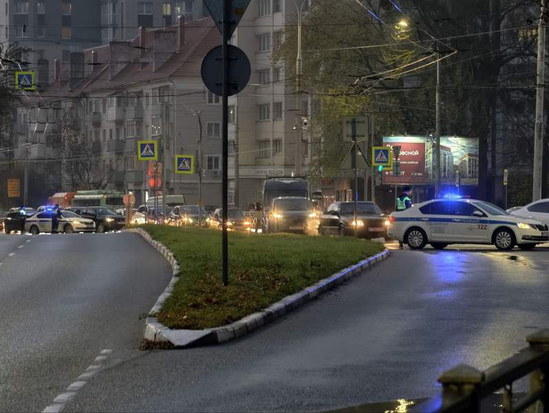 «Создал геморрой и свалил»: в Калининграде столб перекрыл проспект «Создал геморрой и свалил»: в Калининграде столб перекрыл проспект