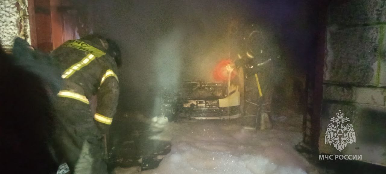 Сотрудники МЧС России потушили пожар в Калининграде Сотрудники МЧС России потушили пожар в Калининграде