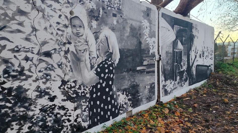 На бетонной стене кладбища на Камской появились портреты первых переселенцев На бетонной стене кладбища на Камской появились портреты первых переселенцев