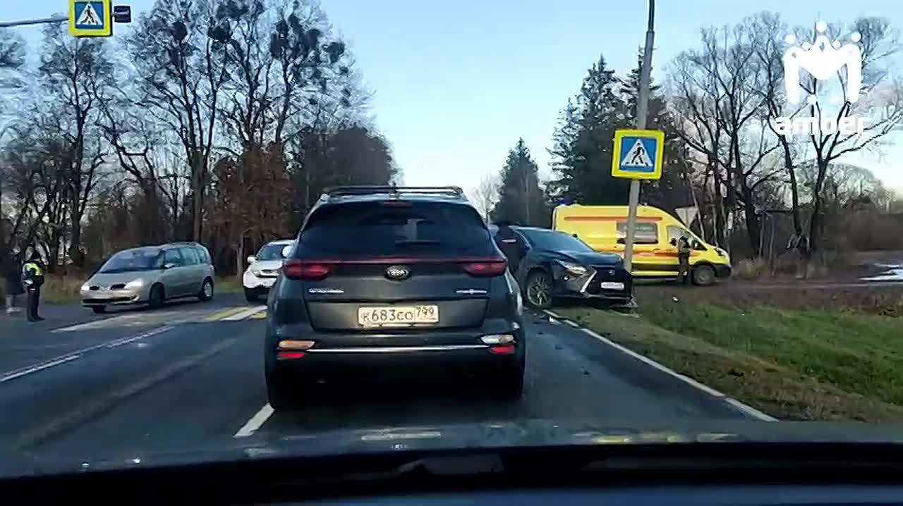"Лексус" впечатался в столб у посёлка Большаково