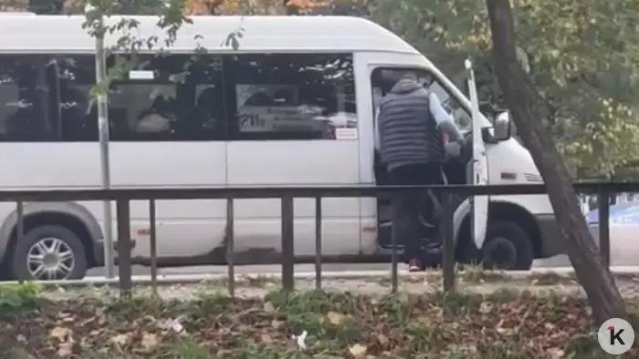 В Калининграде водитель маршрутки справил нужду за остановкой В Калининграде водитель маршрутки справил нужду за остановкой