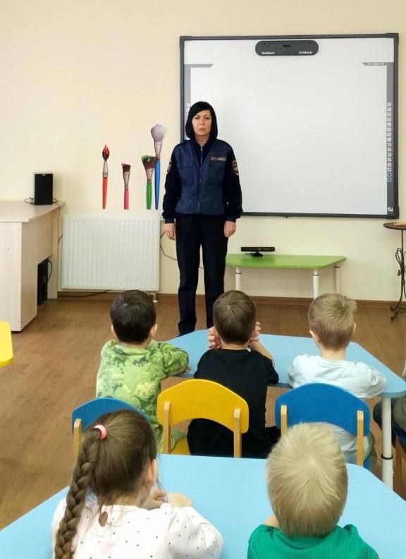 Сотрудники отделения Госавтоинспекции ОМВД России «Балтийское» провели занятие в детском саду №1 г.Балтийска и напомнили детям Правила дорожного движения