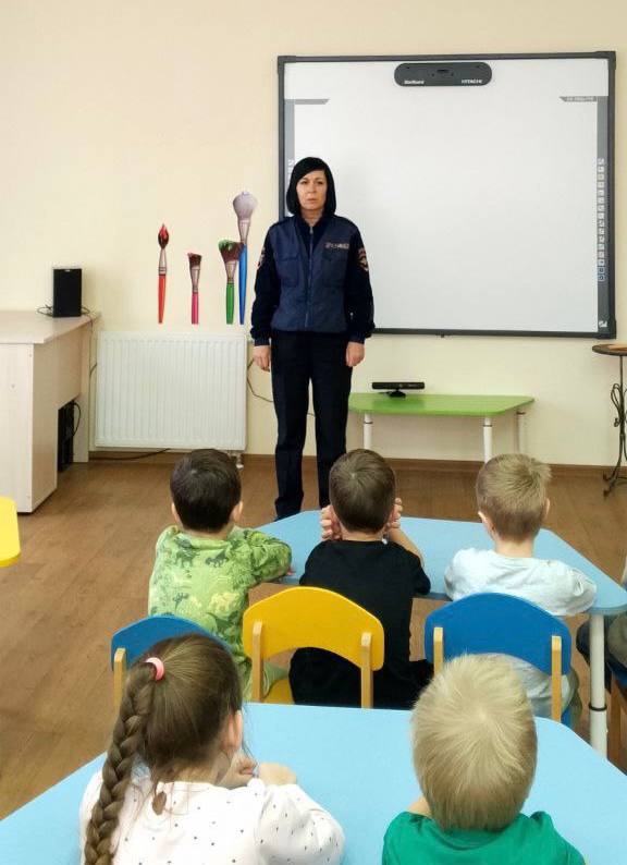 Сотрудники отделения Госавтоинспекции ОМВД России «Балтийское» провели занятие в детском саду №1 г.Балтийска и напомнили детям Правила дорожного движения