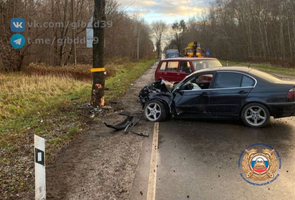 Наезд на препятствие. По оперативной информации, сегодня 18.11.2025 около 07:36 на автодороге «Калининград - Мамоново» (в районе СНТ «Мечта»), водитель, управляя автомобилем «БМВ», допустил наезд на препятствие (придорожное...