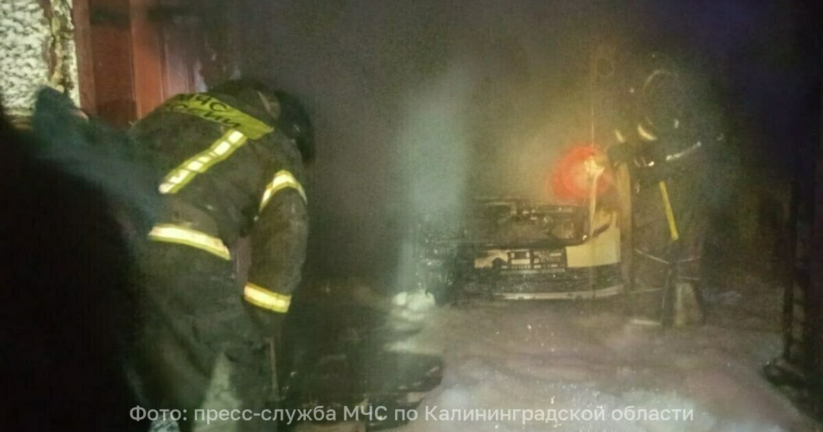 В Калининграде на Узловой загорелся гараж со koda, ремонтировавший авто мужчина получил ожоги