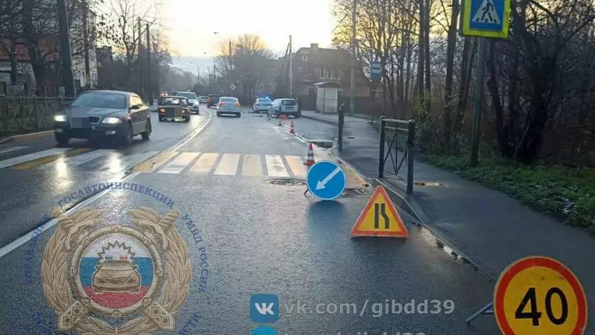 От удара потеряла сознание: в Калининграде на пешеходном переходе сбили маму с 5-летней дочкой