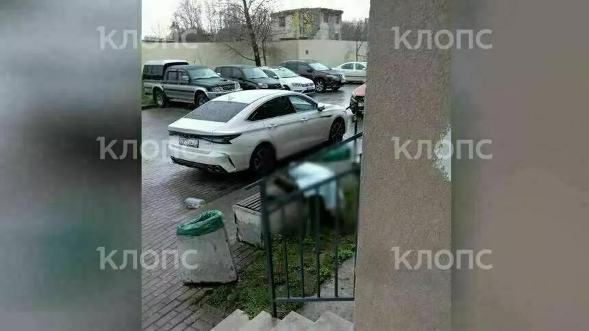 В Калининграде на скамейке у дома умер мужчина