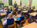 Сотрудники отделения Госавтоинспекции МО МВД России «Черняховский» провели профилактическую беседу с учениками младших классов средней школы №6 города Черняховска на тему важности применения световозвращающих элементов