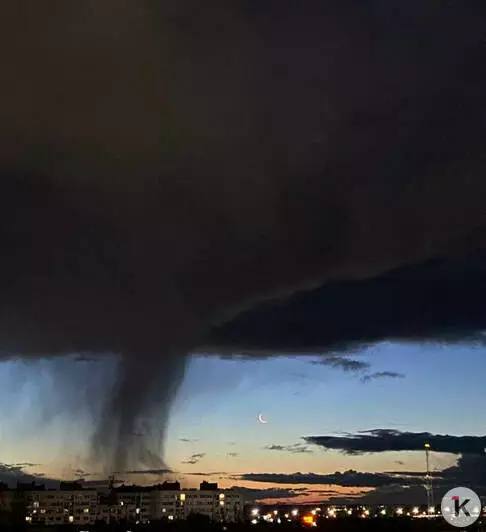 На рассвете над Калининградом навис таинственный чёрный вихрь