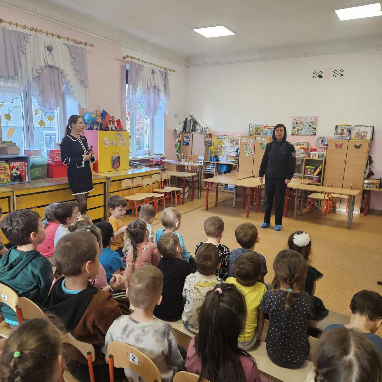 Сотрудники Госавтоинспекции провели урок безопасности в детском саду №5 города Балтийска и разобрали значения сигналов светофоров и дорожных знаков