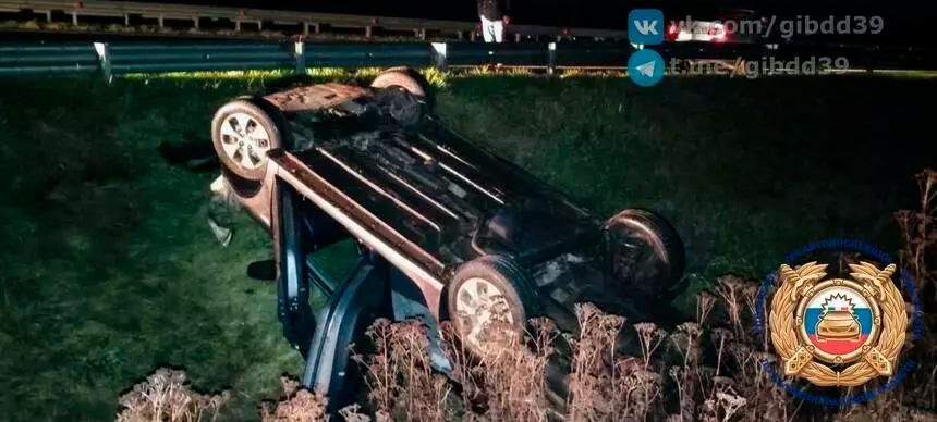 Перевёрнутую машину с телом нашли в кювете: калининградцы ищут свидетелей ДТП, в котором погиб их 40-летний родственник
