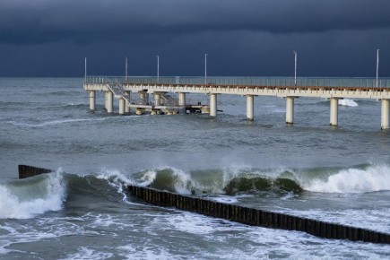 На променаде Зеленоградска царит особая атмосфера, способная очаровать даже в непогоду