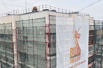 При капремонте 12-этажек на Московском проспекте в Калининграде используют штукатурку, имитирующую дерево