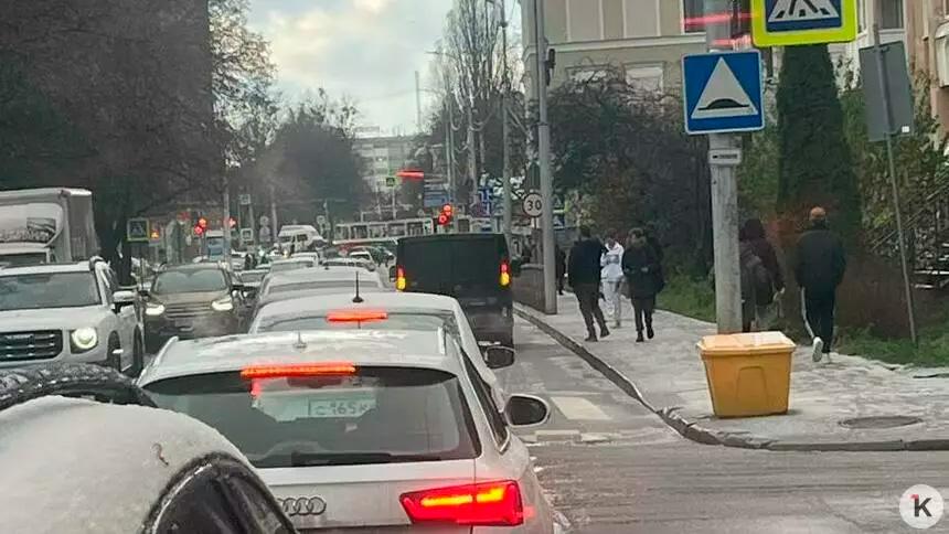 Калининградец на примере показал, почему на Фрунзе образуются пробки Калининградец на примере показал, почему на Фрунзе образуются пробки