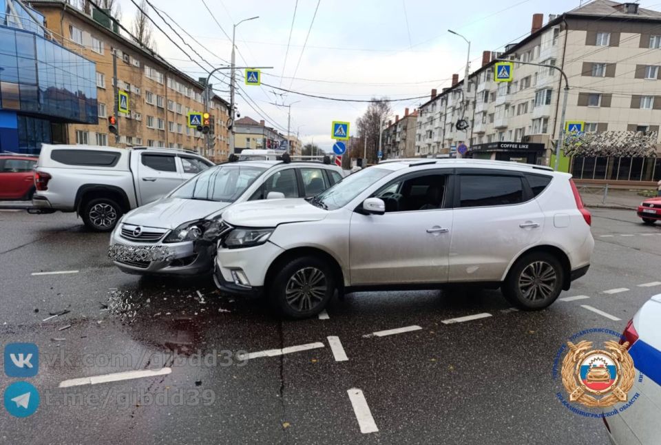 Калининград. . По предварительным данным, 18.11.2025 года в 14:31 в г. Калининграде на ул. Горького в районе дома № 1-17 двигался автомобиль «Джили» под управлением 28-летнего водителя, который не занял соответствующее...