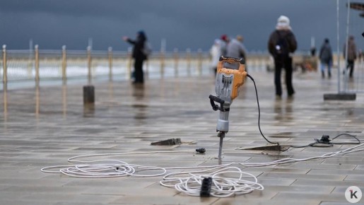 Лужи, стройка и лавочки-гиганты: как выглядит променад в Зеленоградске, который должны вот-вот открыть