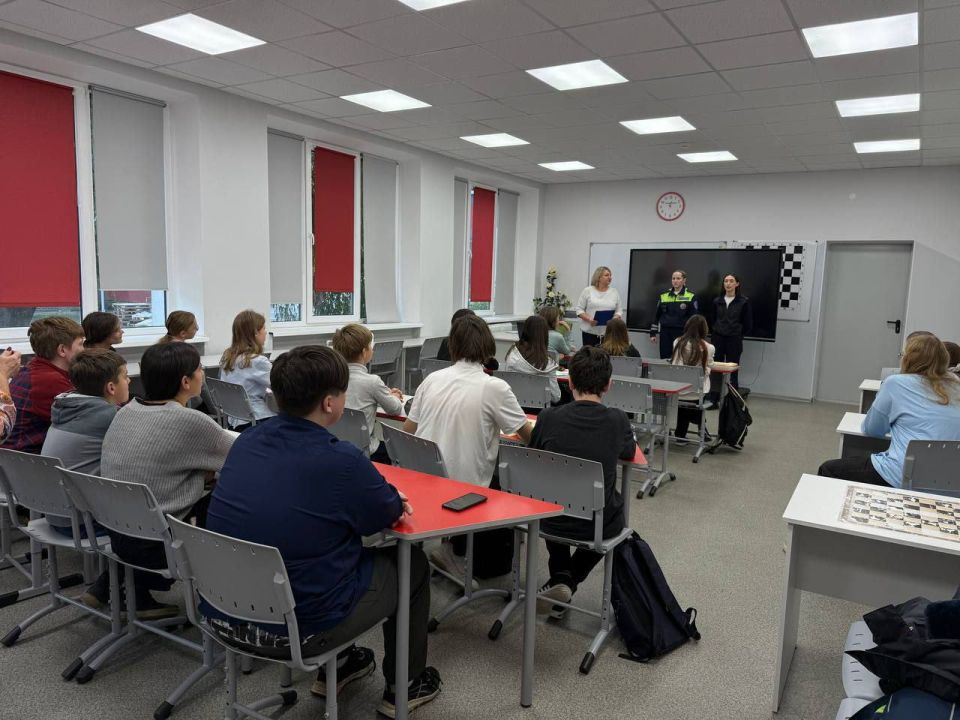 В целях профилактики детского дорожно-транспортного травматизма сотрудник Госавтоинспекции совместно с инспектором по делам несовершеннолетних посетили МБОУ «Гимназия №7 им. К.В.Покровского»