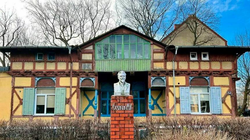 Власти Пионерского предложили сделать из деревянного дома с бюстом Калинина бутик-отель