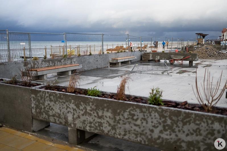 Лужи, стройка и лавочки-гиганты: как выглядит променад в Зеленоградске, который должны вот-вот открыть Лужи, стройка и лавочки-гиганты: как выглядит променад в Зеленоградске, который должны вот-вот открыть