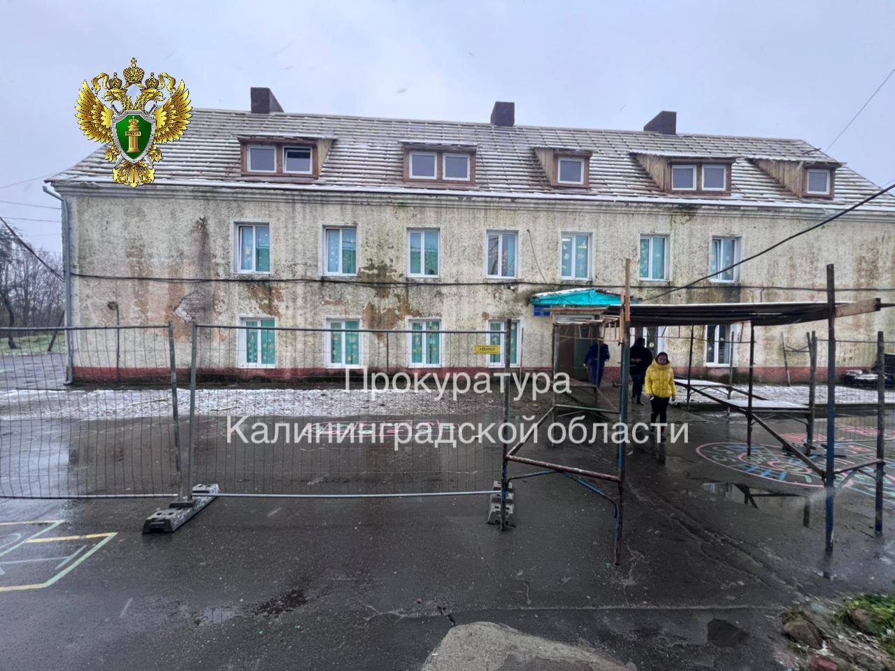 Школа под Багратионовском без крыши входит в зиму через потоп