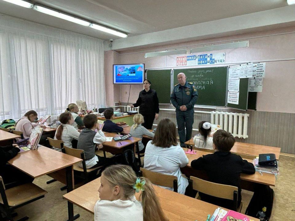 В рамках Всероссийского дня правовой помощи детям сотрудники Госавтоинспекции города Светлый совместно с представителями отдела ГО и ЧС Администрации МО "Светловский городской округ" и сотрудниками ГИМС провели урок...