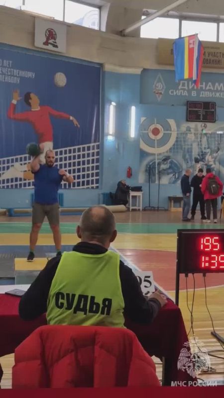 Закаленные огнем и сталью. Сегодня в спортивном зале "Динамо" в рамках Спартакиады Калининградского регионального отделения Общества «Динамо» прошли соревнования по гиревому спорту "Армейский рывок"