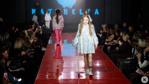 По подиуму на протезе: девятилетняя калининградка приняла участие в инклюзивном показе мод в Москве