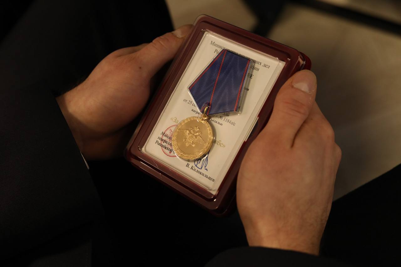 Генерал-майор полиции Александр Сокрутенко вручил ведомственные награды личному составу Генерал-майор полиции Александр Сокрутенко вручил ведомственные награды личному составу