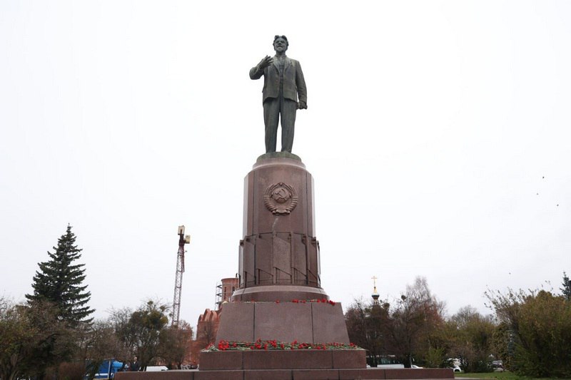 До слёз: Дятлова принесла цветы Калинину До слёз: Дятлова принесла цветы Калинину